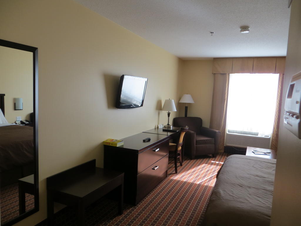 Poplar Tree Inn Stoughton エクステリア 写真