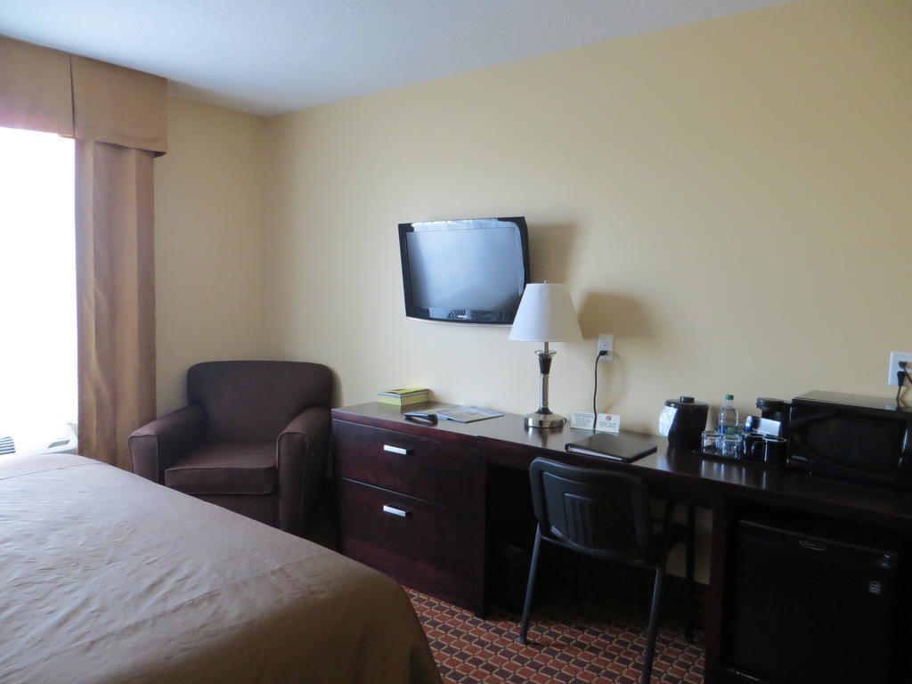 Poplar Tree Inn Stoughton エクステリア 写真