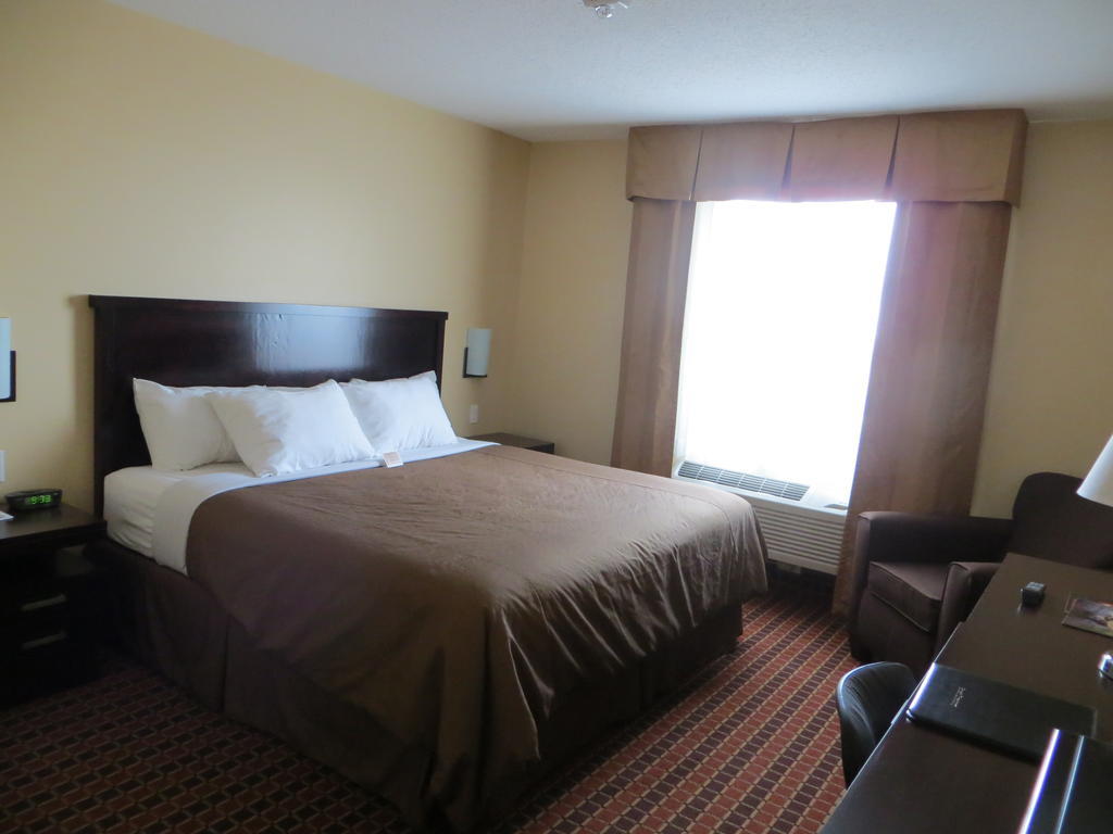 Poplar Tree Inn Stoughton エクステリア 写真